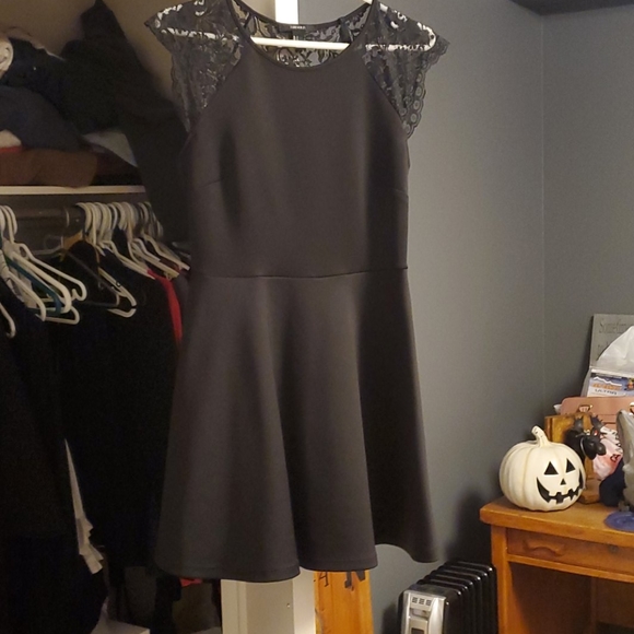 Black dress (forever 21) - Picture 2 of 4